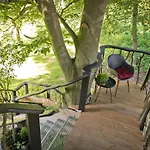 ベッド・アンド・ブレックファスト Baumhaus Beletage